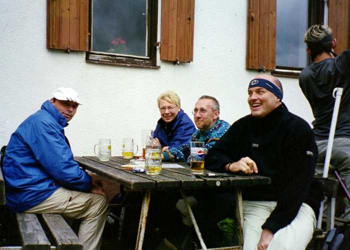01AufDemHolzVorDerHuette.jpg
